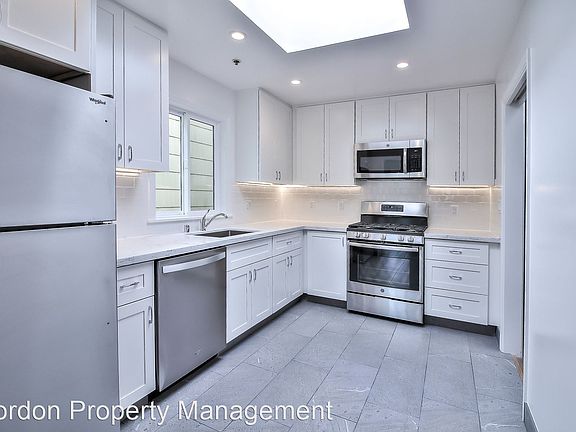 3rd image of 917 Irving St APT 2