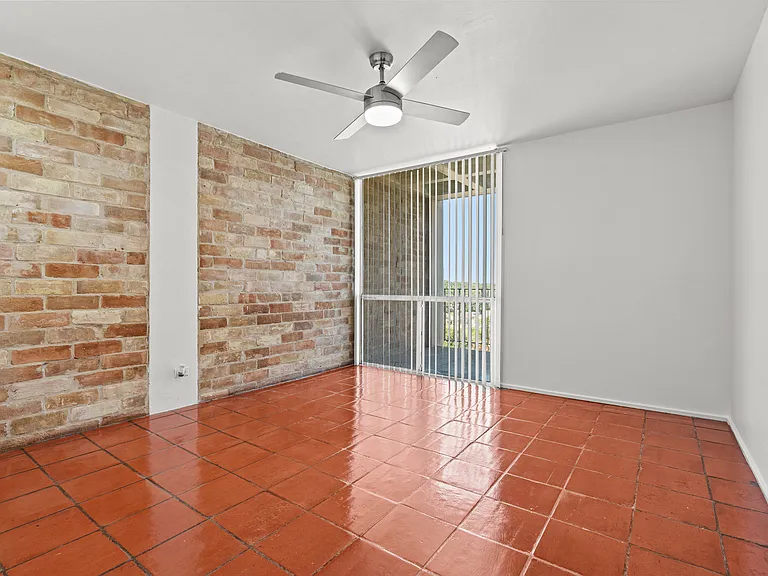 Four Oaks Apartments — Photo 37