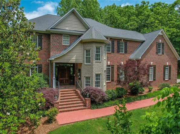 4320 Shattalon Dr, Winston Salem, NC 27106