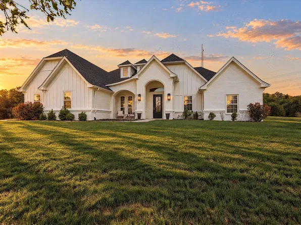 104 Silver Lakes Dr, Sunset, TX 76270