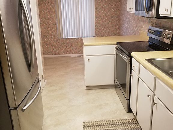 Kitchen counter +
cupboards