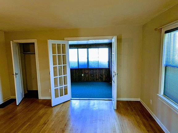 3rd image of 1639 Lawrence Ave