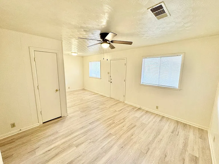 419 W Sycamore St — Photo 26