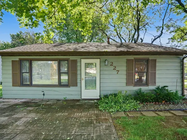 227 S 14th St, Le Claire, IA 52753