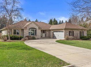 925 Greenway Ter, Hartland, WI 53029