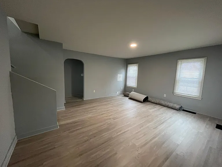 560 W North St — Photo 5