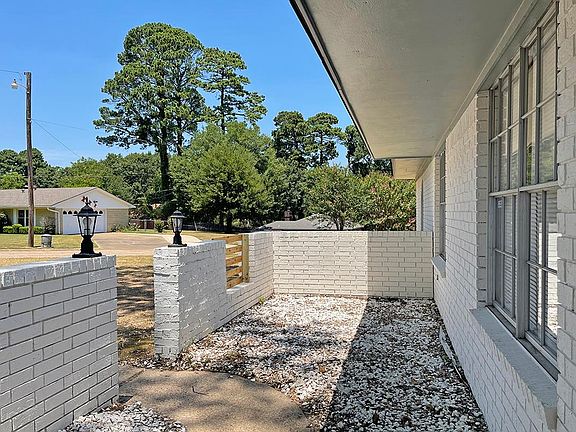 3rd image of 816 Hawkins Ave