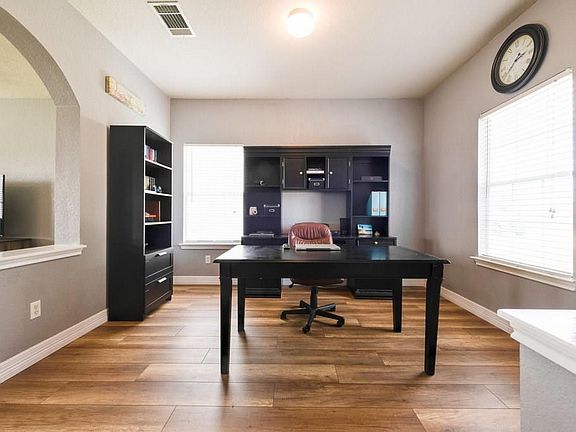 5th image of 209 Brown St