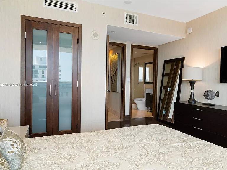 5875 Collins Ave #1902 — Photo 38