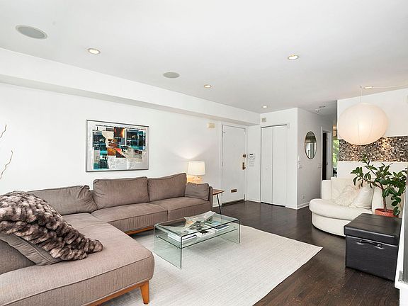 4th image of 601 W Dickens Ave #A2