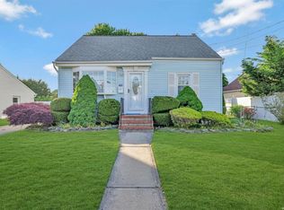 415 Kensington Ct, Copiague, NY 11726