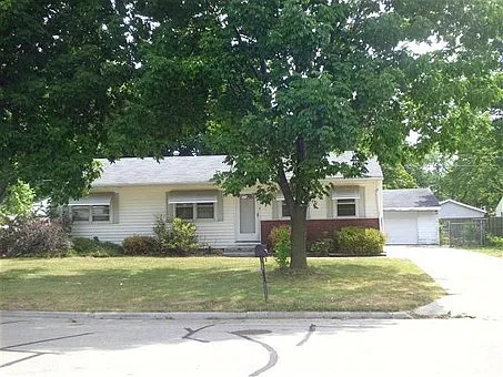 2353 Robinson Dr photo 1