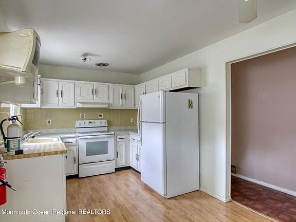 2nd image of 15 Bennington Ln #B