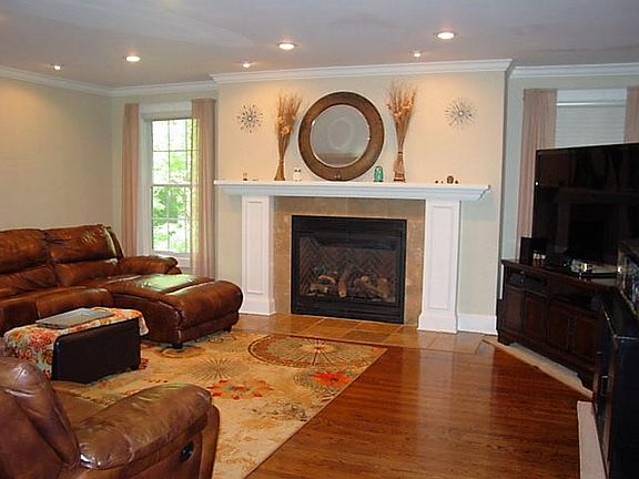 3rd image of 961 Wyckwood Dr