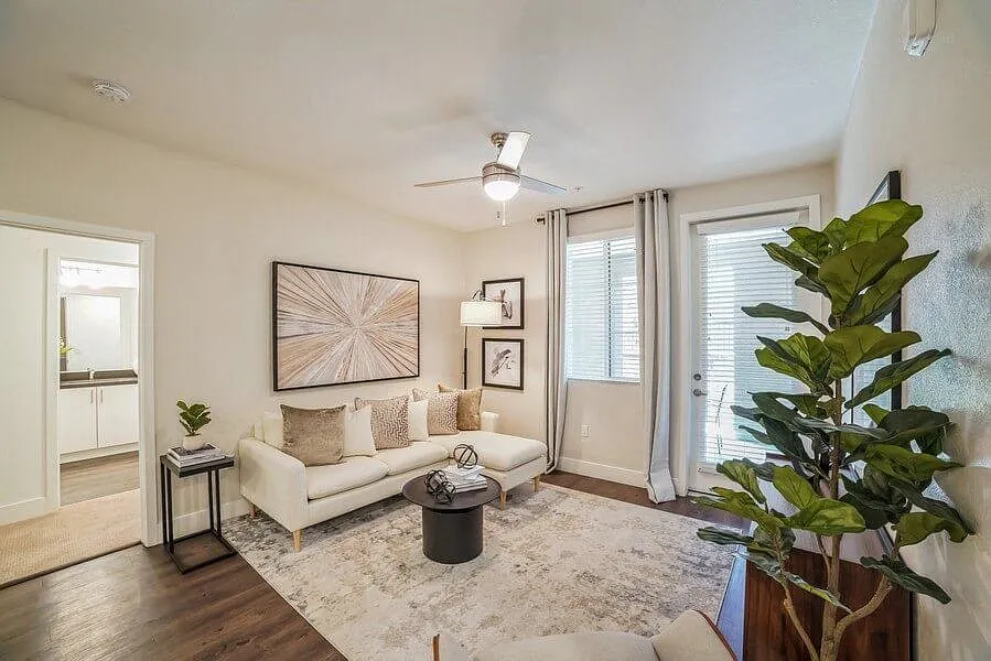 Vernola Marketplace Luxury Apartments — Photo 2