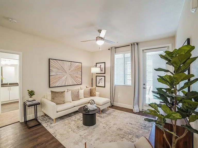 Vernola Marketplace Luxury Apartments — Photo 2