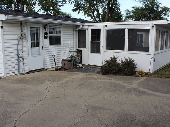 3rd image of 915 W Green St
