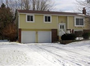 1271 Woodledge Dr, Mineral Ridge, OH