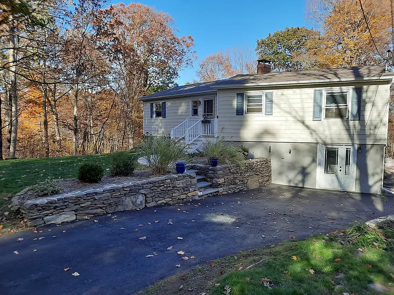 16 Hickory Ln — Photo 2