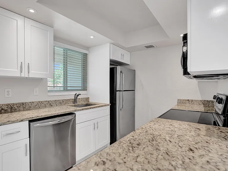 115 SW 1st Ave #1 — Photo 1
