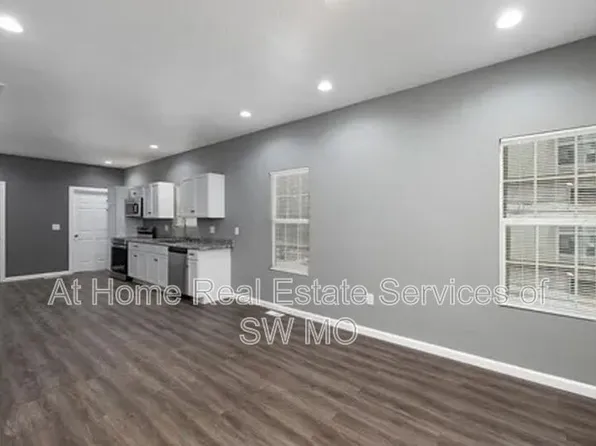 2437 N Lyon Ave, Springfield, MO 65803