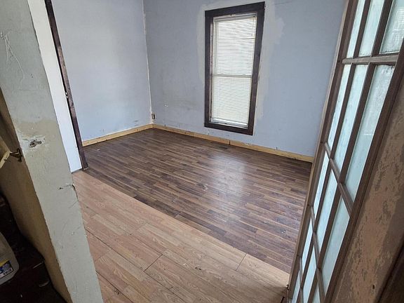 5th image of 216 Lotter St