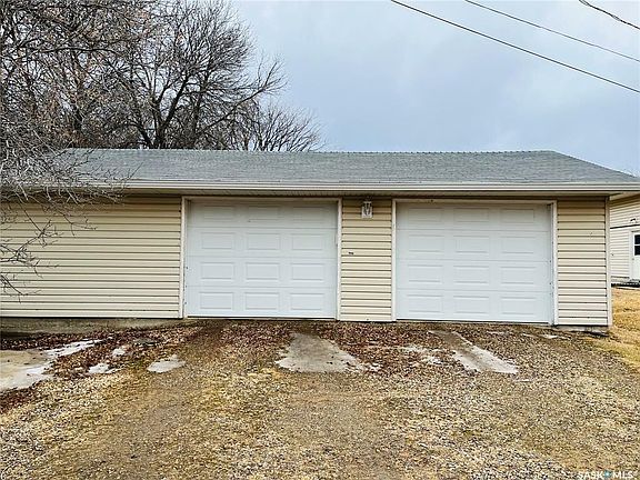 3rd image of 415 Jamieson Ave