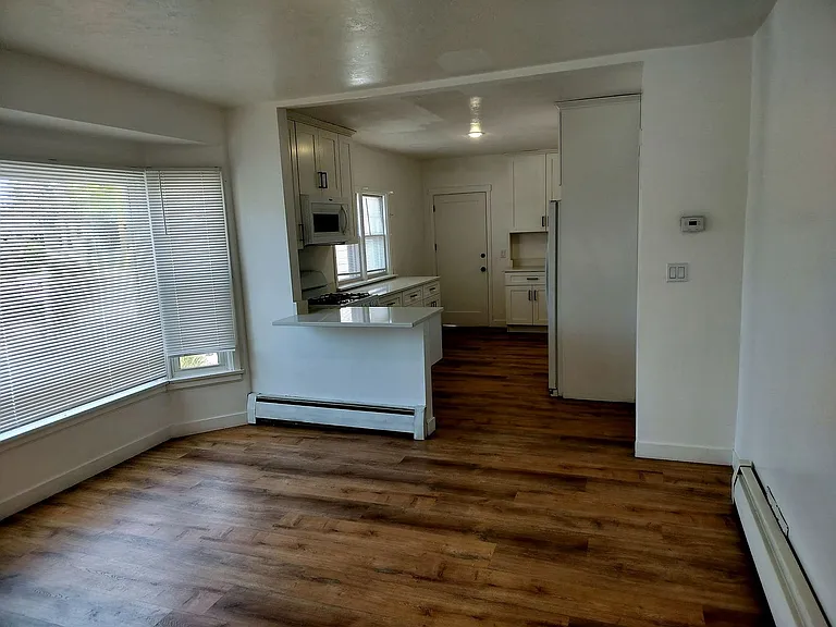 220 E Greenwood Ave — Photo 4