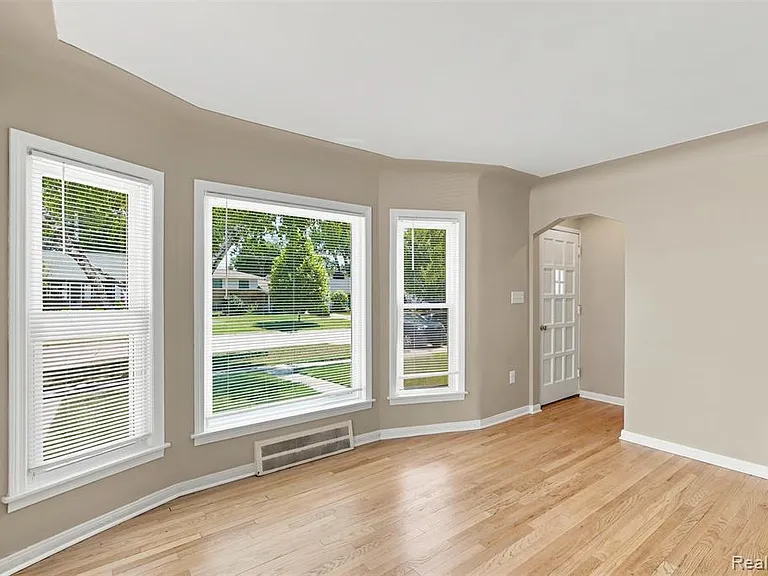 100 S Custer Ave — Photo 6