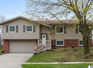 5542 NW Fairway Dr, Lincoln, NE 68521