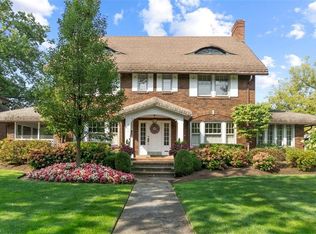 2246 N Saint James Pkwy, Cleveland Heights, OH 44106