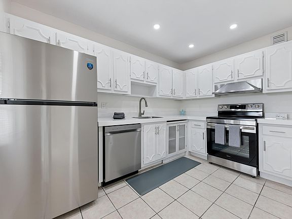 3rd image of 126 Sparrow Drive #10b