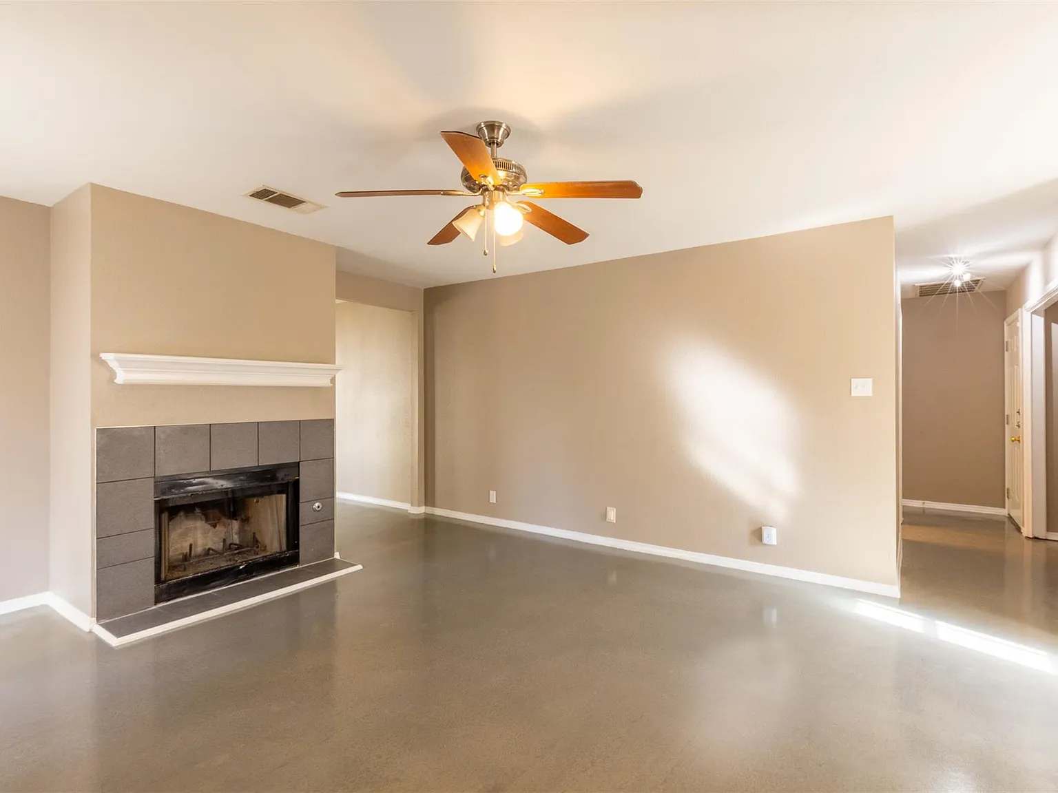 3 bed, 2.0 bath, 1266 sqft, $2,300 — Photo 3