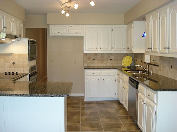 Gourmet Kitchen with snack bar and breakfast area
