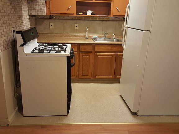 4th image of 468 Castle Hill Ave #2