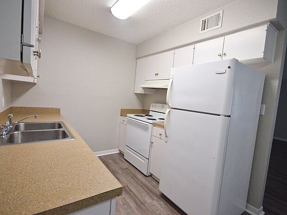 4th image of 2420 Linden Ave APT 23