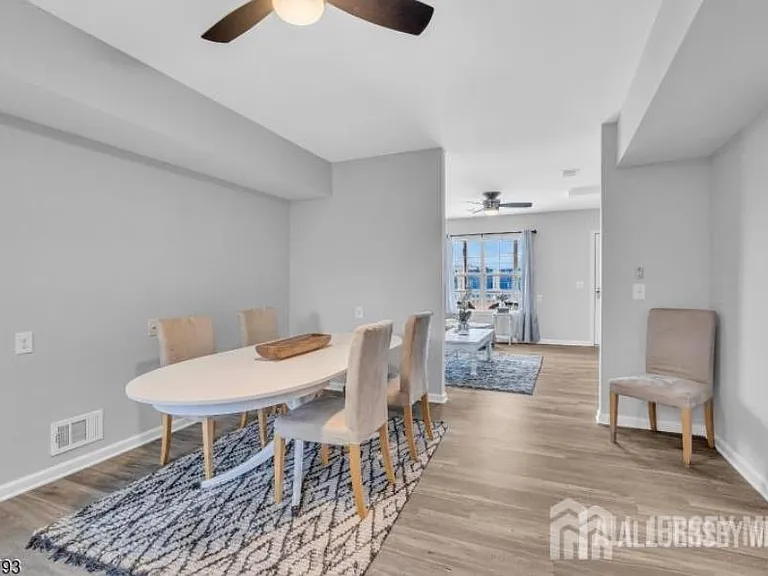 28 Bay Ave — Photo 8