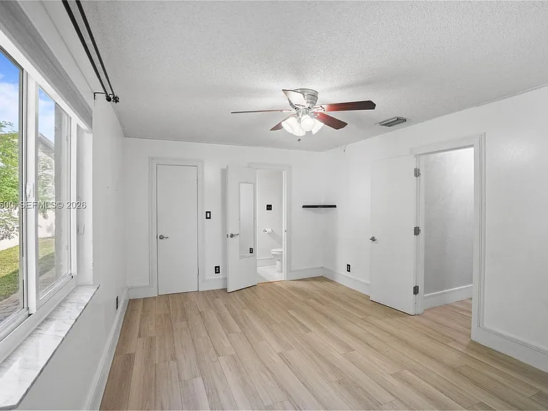 4040 NE 6th Ave — Photo 19