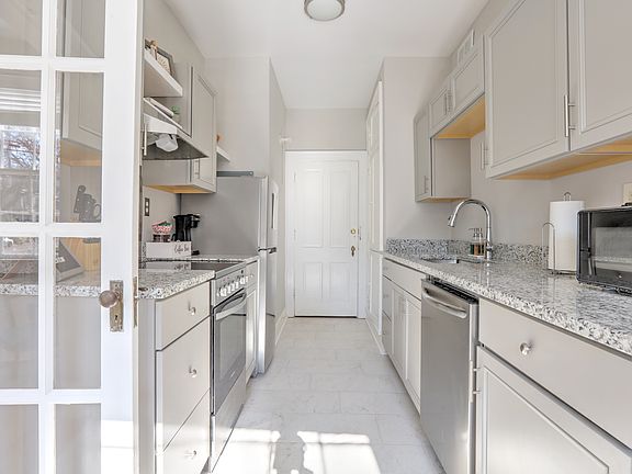 3rd image of 425 Shelby St APT 1