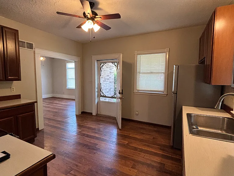 104 N Grove St — Photo 5