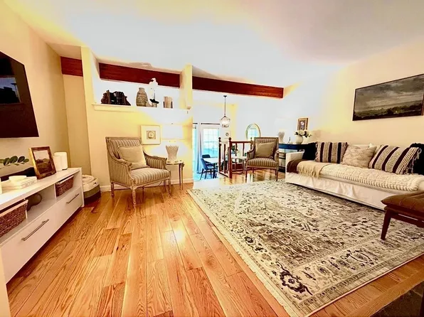 121 Townhouse Way, Woodstock, VT 05091