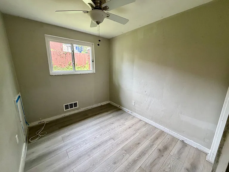 1710 Arnold St — Photo 7