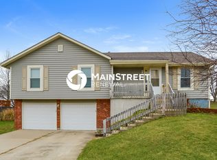 606 S Sunset Ln, Raymore, MO 64083