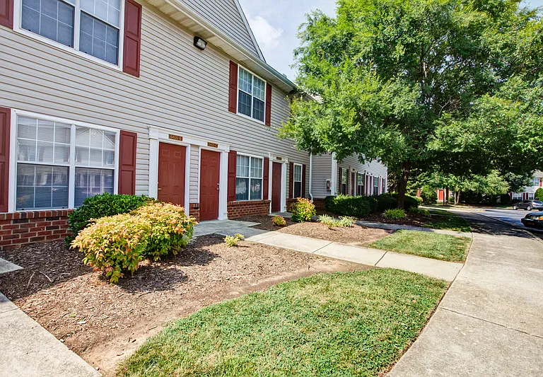 River Birch at Town Center Apartments — Photo 4