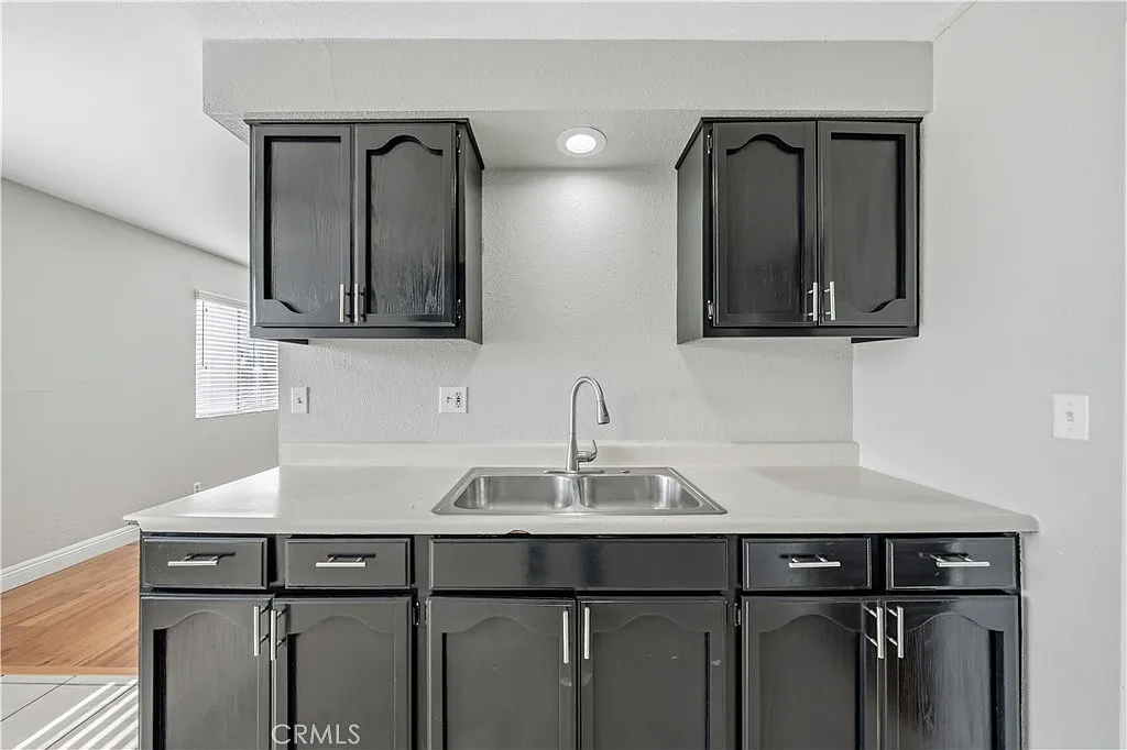 3 bed, 1000 sqft, $2,999 — Photo 2