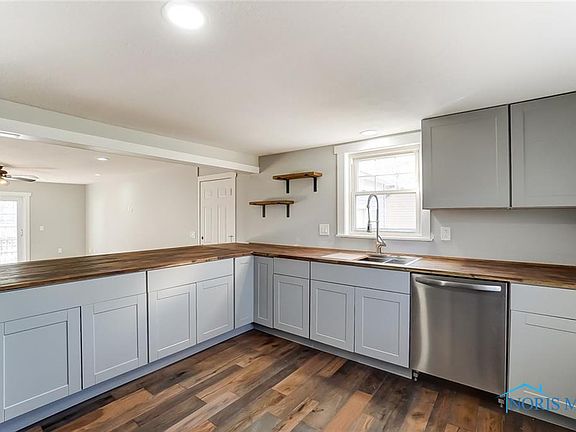 3rd image of 15057 Oak Dr