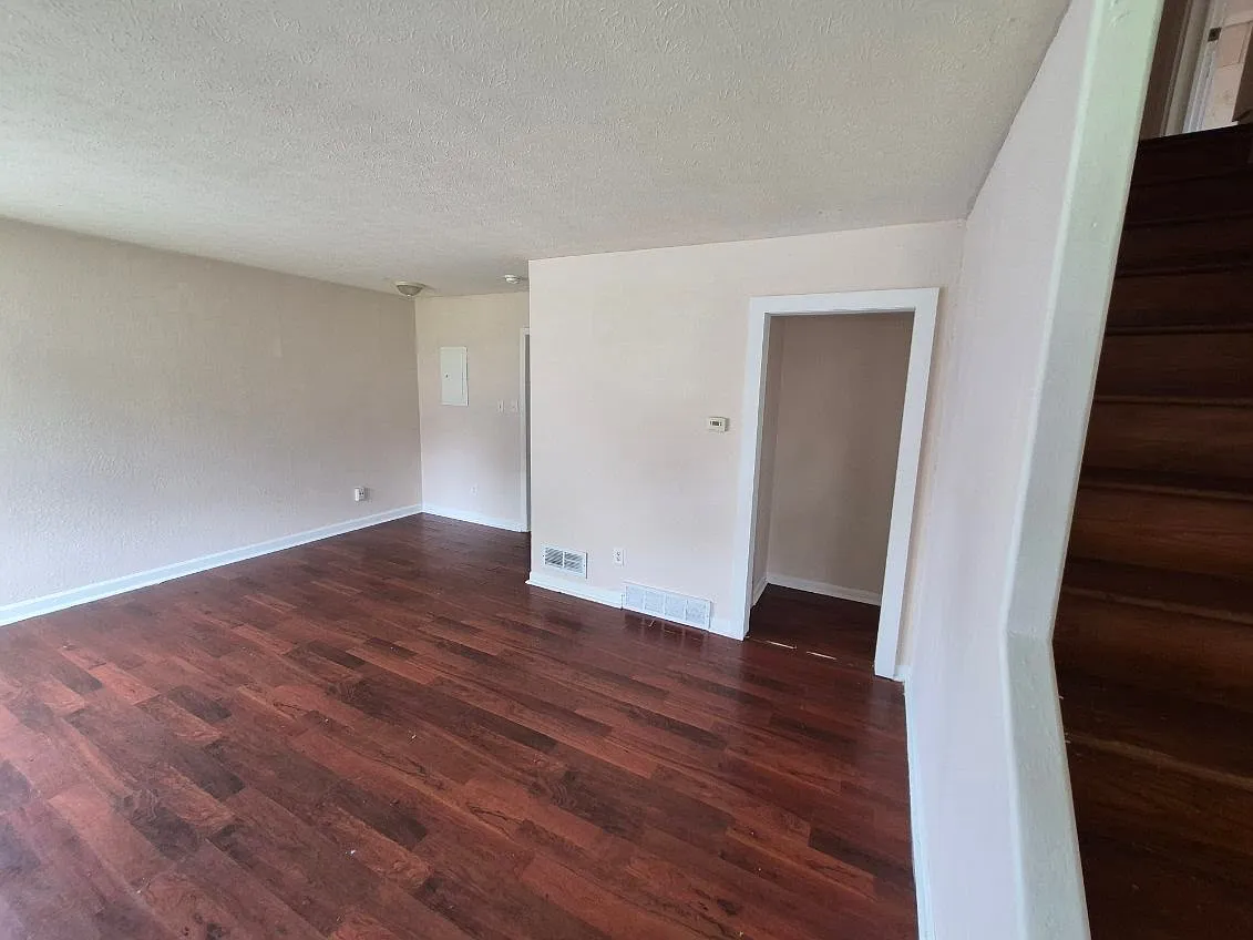 1813 Ransburg Avenue - 1 — Photo 3