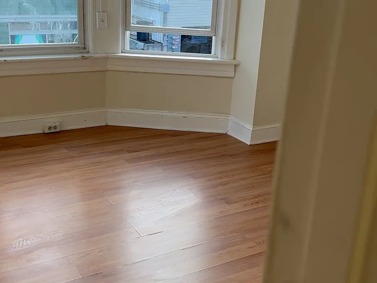 136 E Franklin St — Photo 10