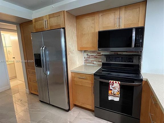 4th image of 2655 Collins Ave APT 1906