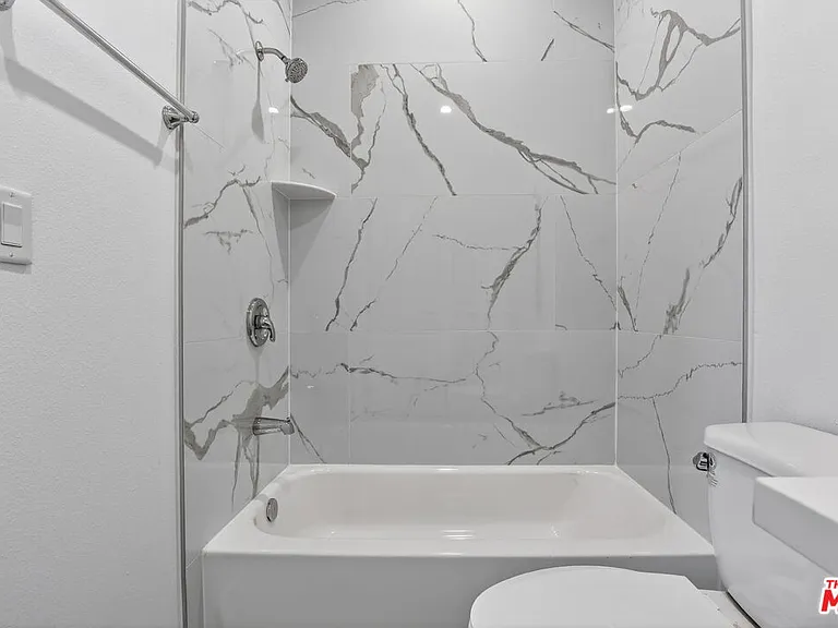 11444 Oxnard St #1/2 — Photo 32